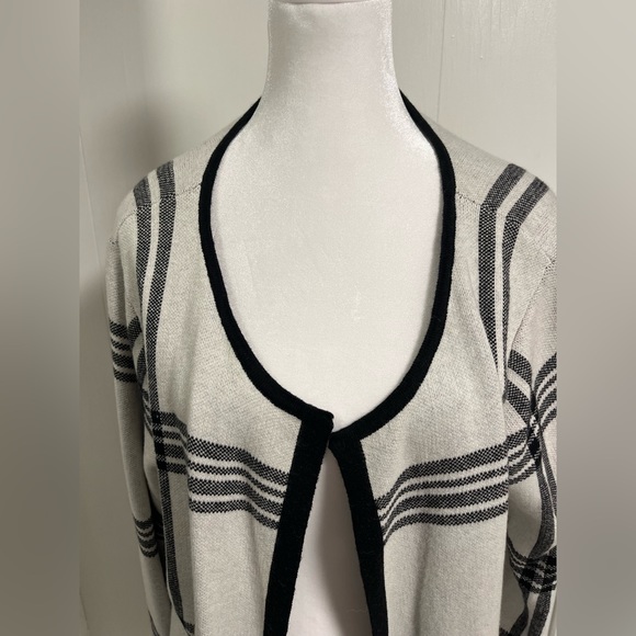 ELLE mid length cozy cardigan black & white . Small stain. Size XL smoke free - Picture 3 of 7